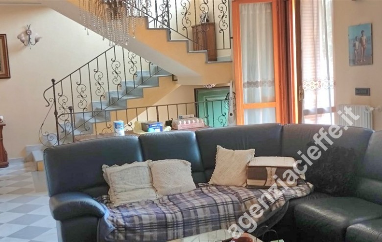 Bifamiliare in vendita a Massa