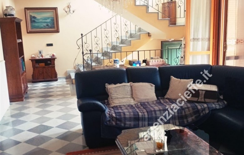 Bifamiliare in vendita a Massa