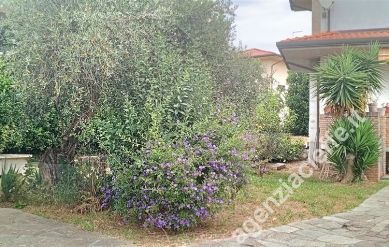 Bifamiliare in vendita a Massa