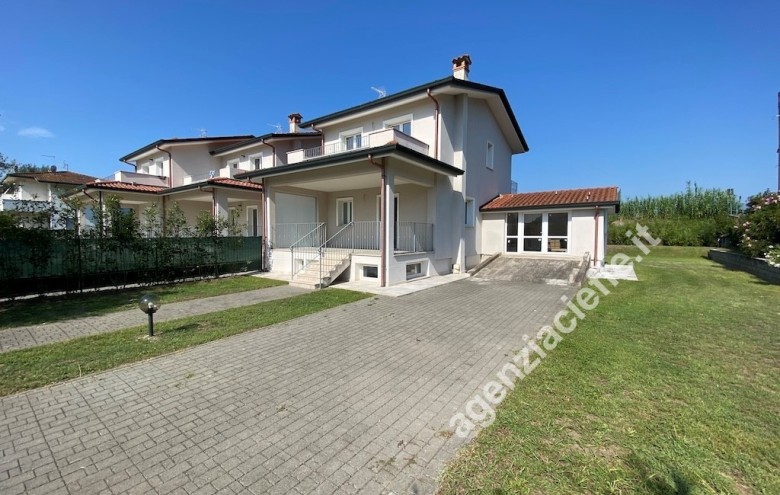 Bifamiliare in vendita a Montignoso