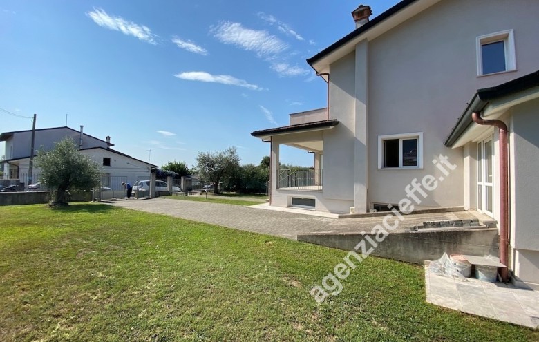 Bifamiliare in vendita a Montignoso