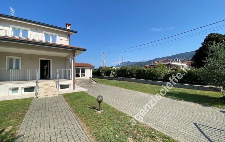 Bifamiliare in vendita a Montignoso