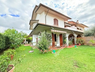 Bifamiliare in vendita a Marina di Massa