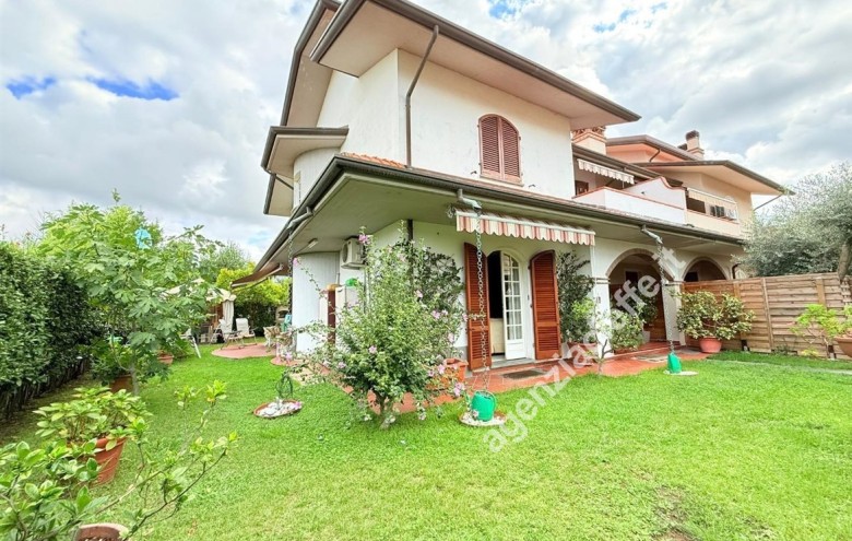 Bifamiliare in vendita a Massa