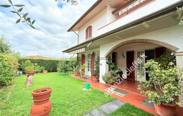 Bifamiliare in vendita a Massa