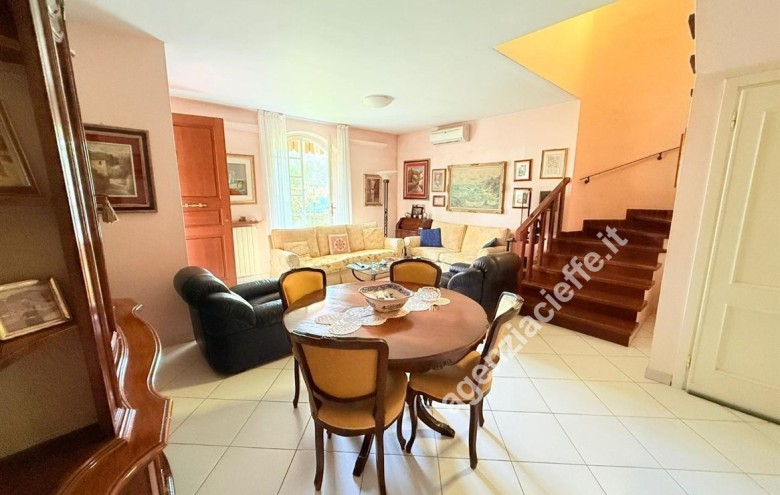 Bifamiliare in vendita a Massa