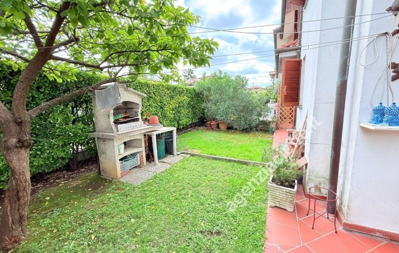 Bifamiliare in vendita a Massa