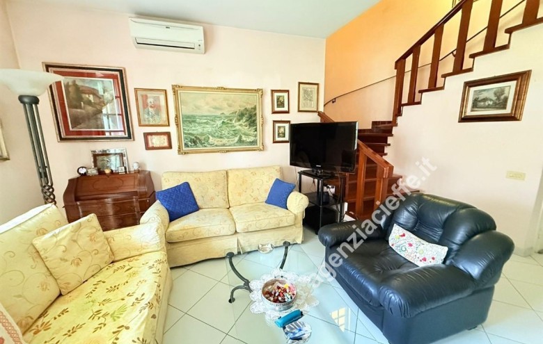 Bifamiliare in vendita a Massa