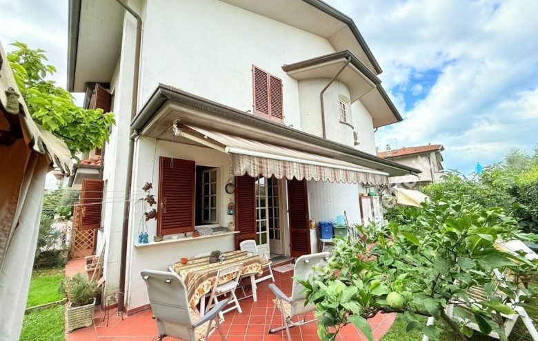 Bifamiliare in vendita a Massa