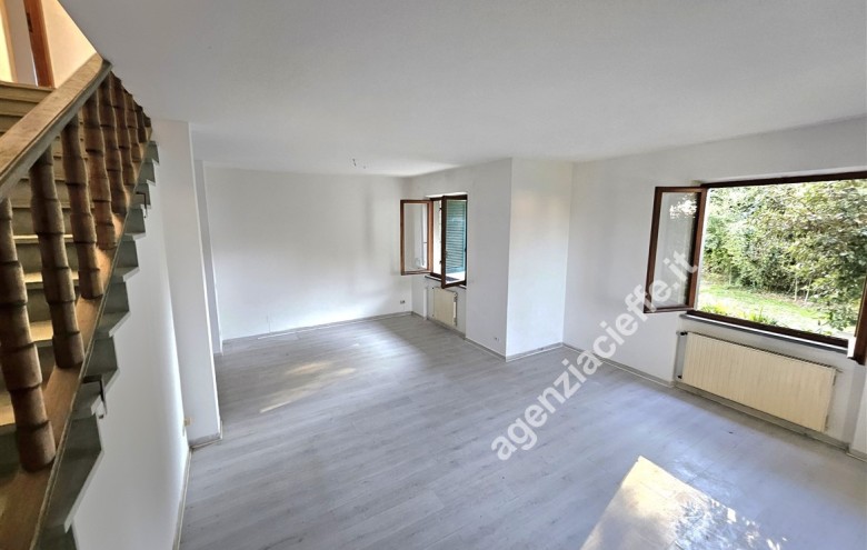 Bifamiliare in vendita a Massa