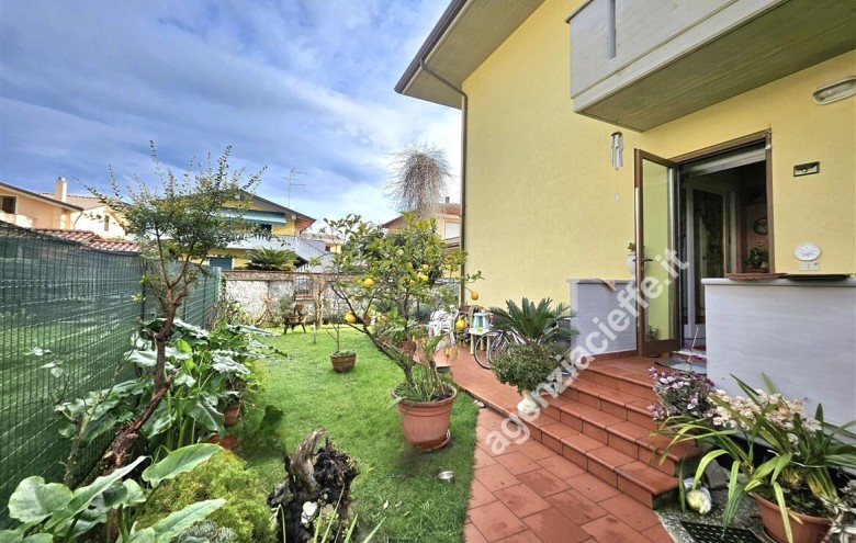 Bifamiliare in vendita a Massa