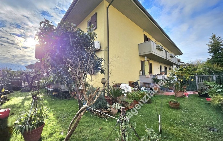 Bifamiliare in vendita a Massa