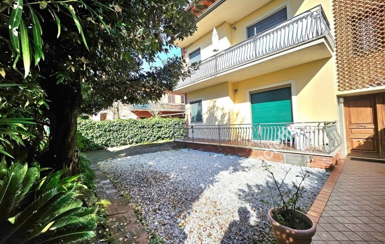 Bifamiliare in vendita a Massa