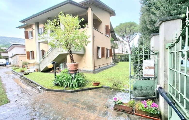 Bifamiliare in vendita a Massa