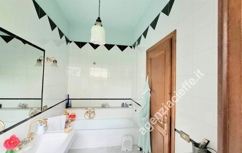 Bifamiliare in vendita a Massa