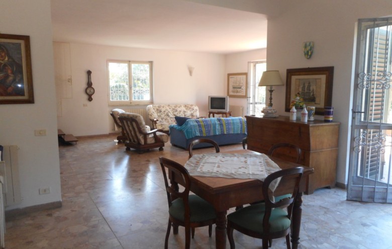 Villa singola in affitto a Massa