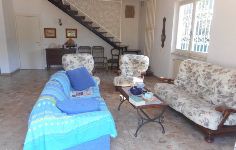 Villa singola in affitto a Massa