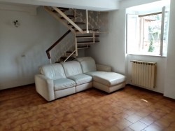 terratetto-indipendente-in-piccolo-borgo