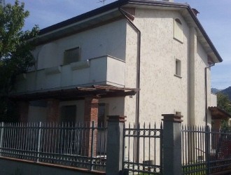 Bifamiliare in vendita a Pozzi