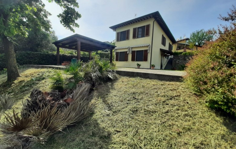 Villa singola in vendita a Camaiore