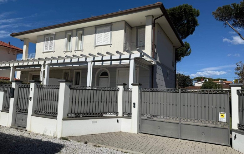 Bifamiliare in affitto a Pietrasanta