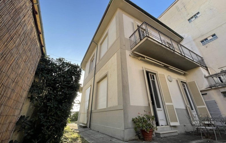 Bifamiliare in vendita a Camaiore