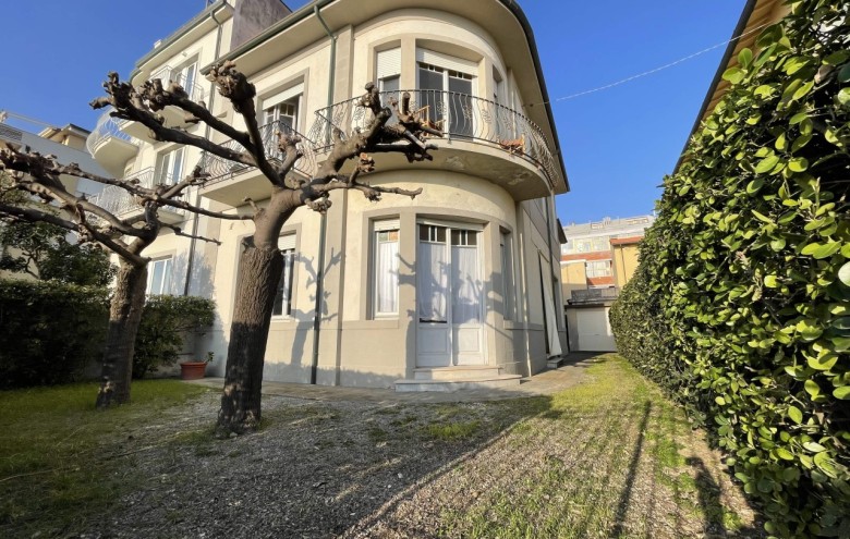 Bifamiliare in vendita a Camaiore