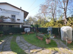 poveromo-via-delle-macchie-vicino-al-mare-affittasi-appartamento-con-giardino-ed-en