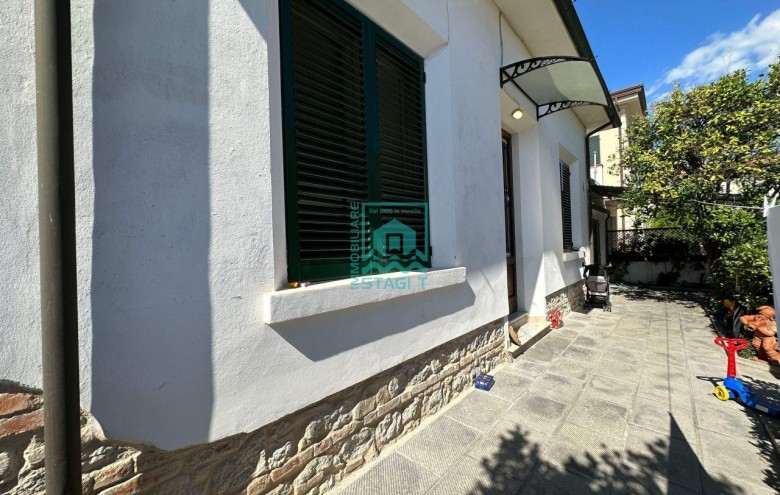 Bifamiliare in affitto a Camaiore