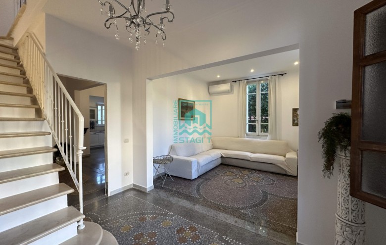 Bifamiliare in affitto a Camaiore