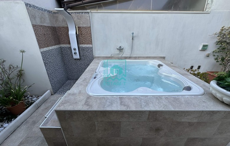 Bifamiliare in affitto a Camaiore