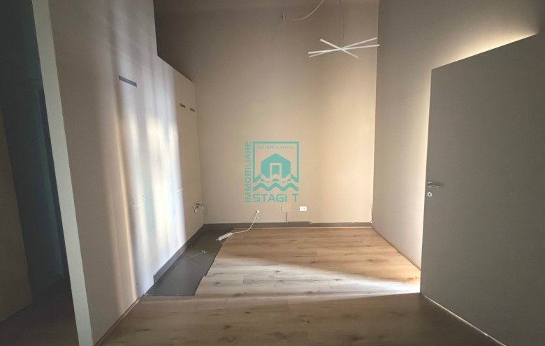 Fondo Commerciale in affitto a Camaiore