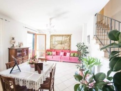 villa-bifamiliare-su-tre-livelli-con-giardino