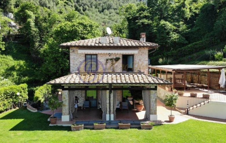 Villa singola in affitto a Camaiore