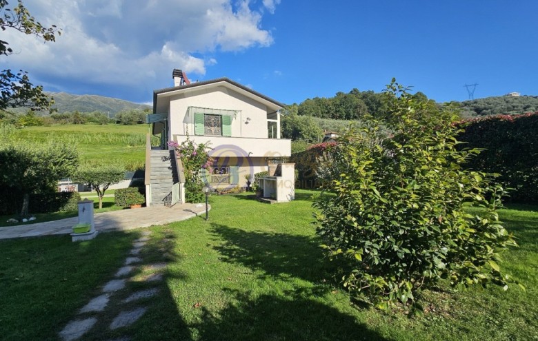 Villa singola in vendita a Camaiore