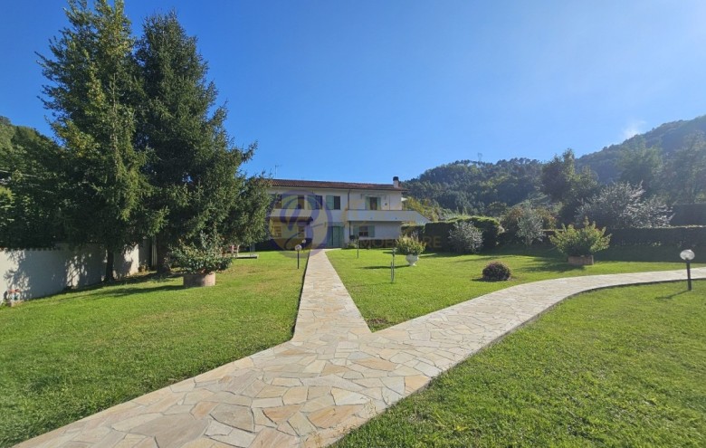 Villa singola in vendita a Camaiore
