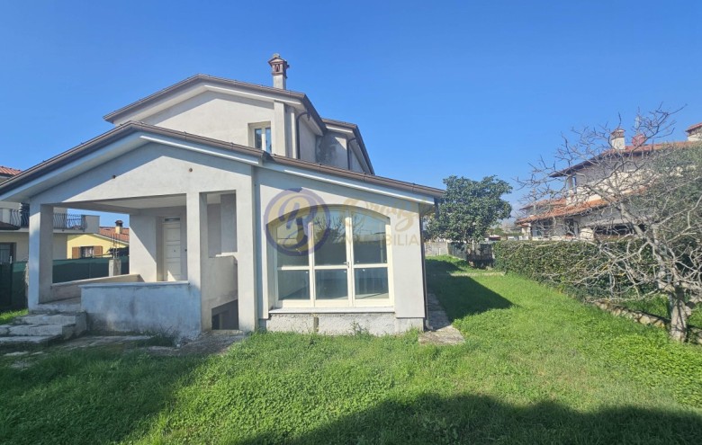 Bifamiliare in vendita a Camaiore