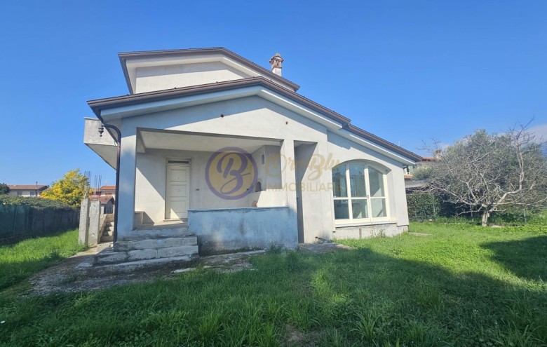 Bifamiliare in vendita a Camaiore