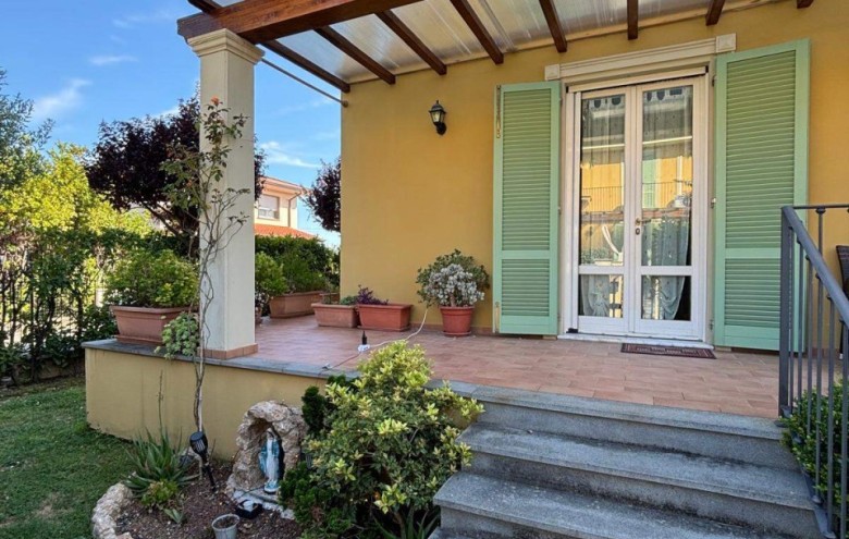 Bifamiliare in vendita a Camaiore