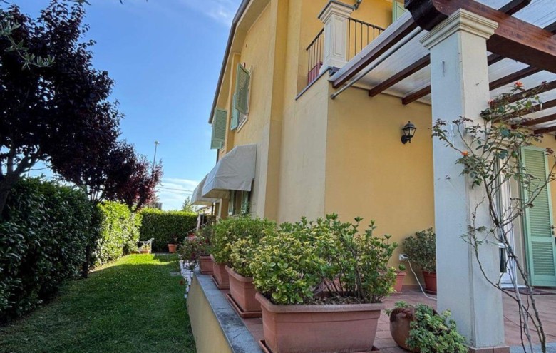 Bifamiliare in vendita a Camaiore