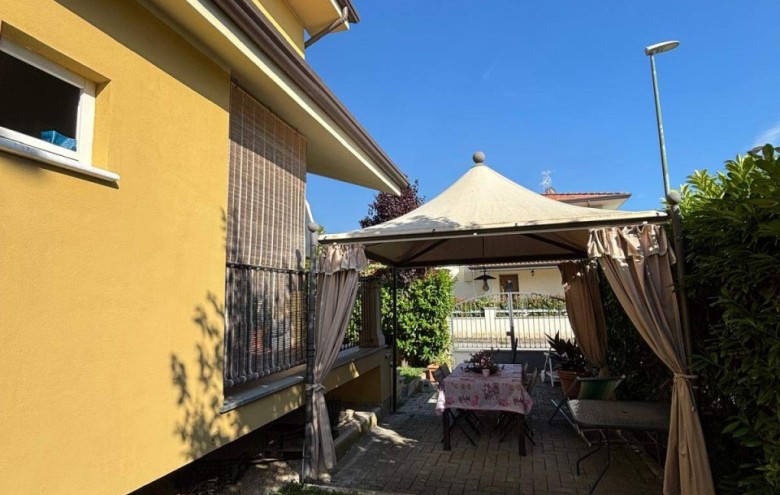 Bifamiliare in vendita a Camaiore