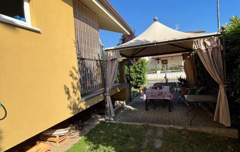 Bifamiliare in vendita a Camaiore