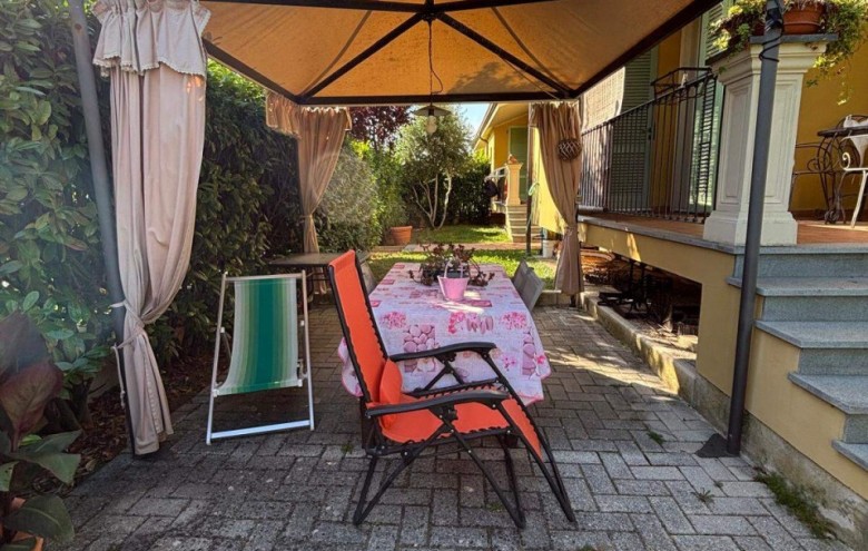 Bifamiliare in vendita a Camaiore