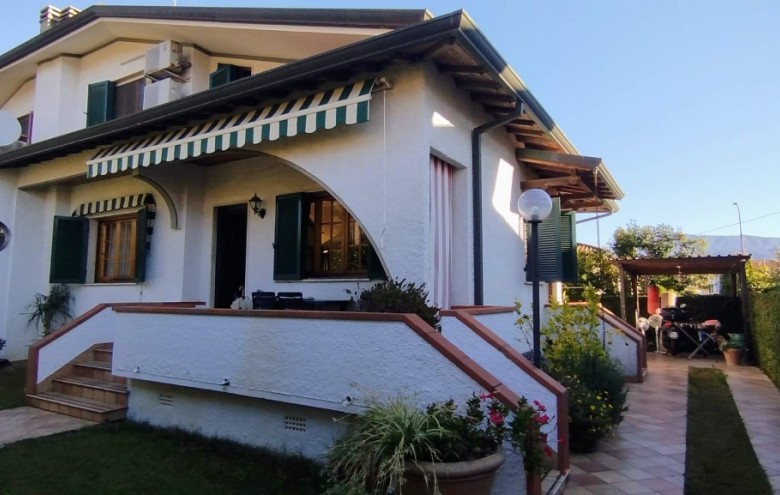 Bifamiliare in vendita a Camaiore