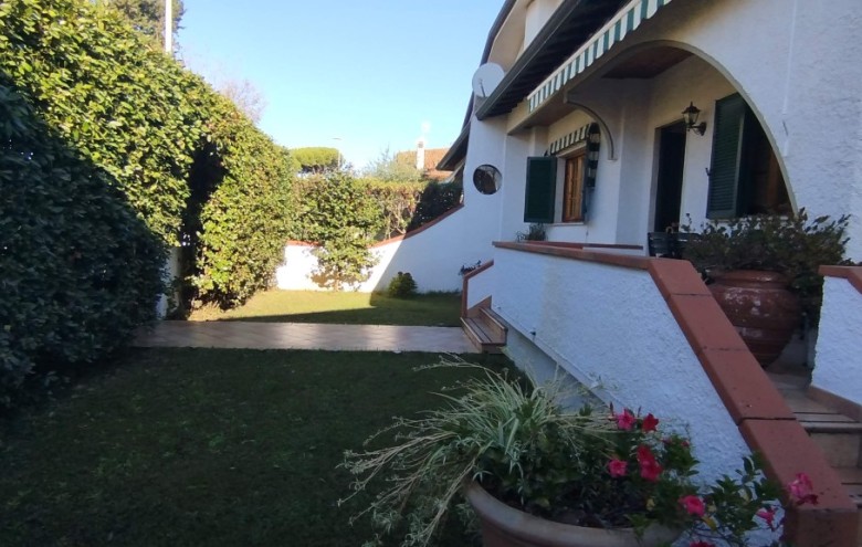 Bifamiliare in vendita a Camaiore