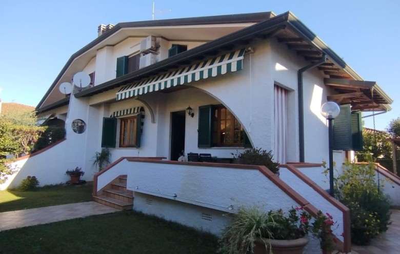 Bifamiliare in vendita a Camaiore