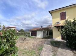 villa-bifamiliare-2-km-dal-mare-con-giardino-su-3-lati