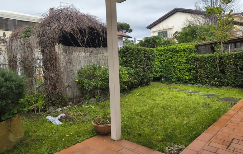 Terratetto in affitto a Camaiore