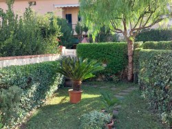 lido-di-camaiore-villetta-a-schiera-con-posti-auto-e-giardino