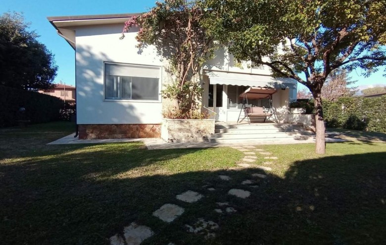 Villa singola in affitto a Pietrasanta